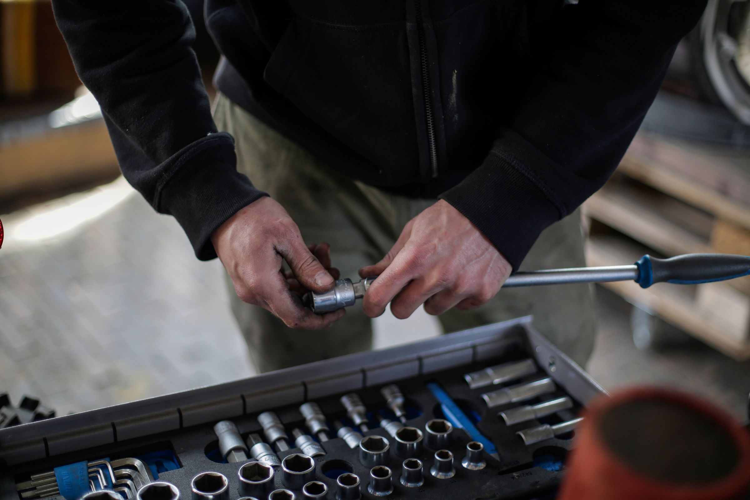 Mains qui choisissent une douille dans une caisse à outils